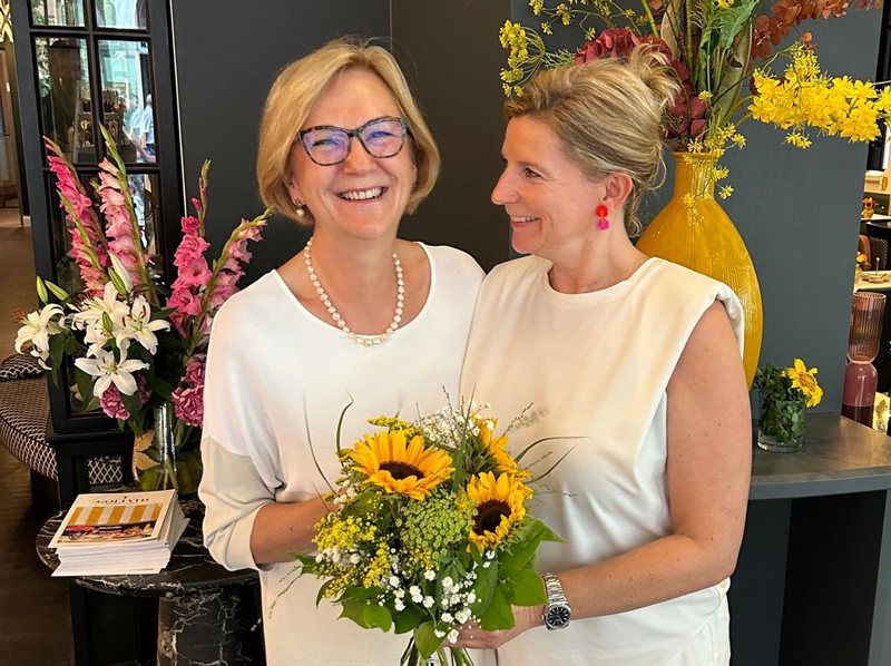 Marion Albanus und Hannelore Anke mit Blumenstrauß